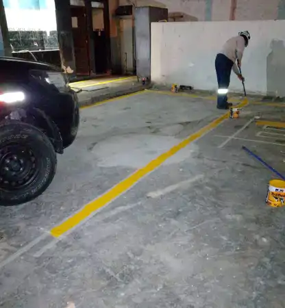 Pintado Líneas Amarillas en Patio Principal