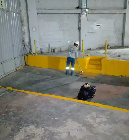 pintado-lineas-amarillas-patio-principal-02