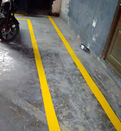 Pintado Líneas Amarillas en Patio Principal